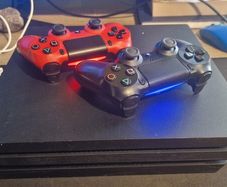 Sony playstation 4 pro 1tb 2 controller