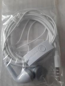Nrw Samsung original ear buds in wrapping