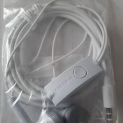 Nrw Samsung original ear buds in wrapping