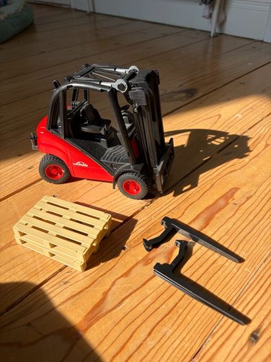 Bruder Linde H30D Forklift with Trailer Coupling and 2 Pallets scale 1:16