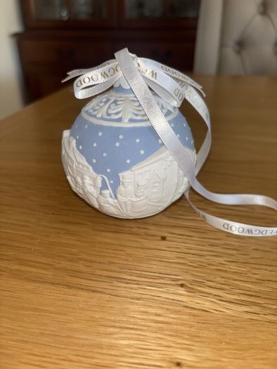 Wedgewood Christmas Carollers Bauble