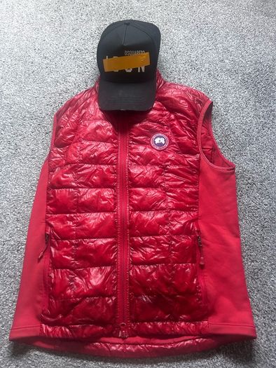 Red Canada Goose Gillet + Dsqaured Cap