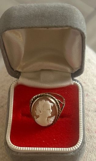 9ct Gold Cameo Ring 2.85 grams Size J