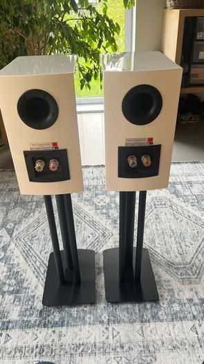 DALI Rubicon 2 speakers white - New condition - Boxed with stands