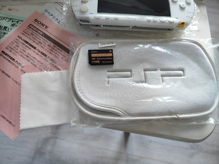 PSP1000 Ceramic White Giga Pack Japan, 2005 Near Mint, Boxed, Complete Set
