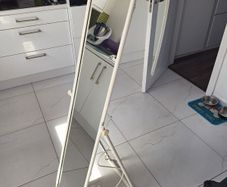 Free standing mirror