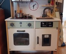 Kids' play kitchen
