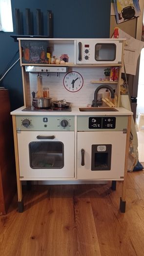 Kids' play kitchen