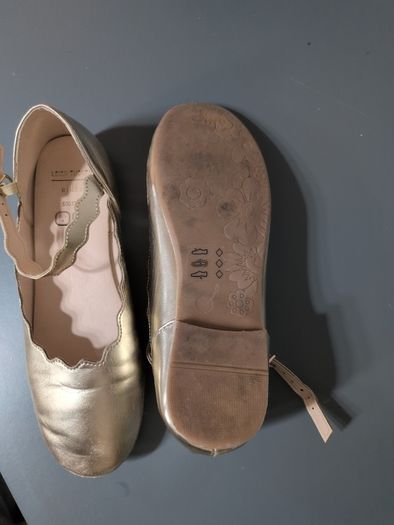 Girls flat shoes Leigh Tucker size 4