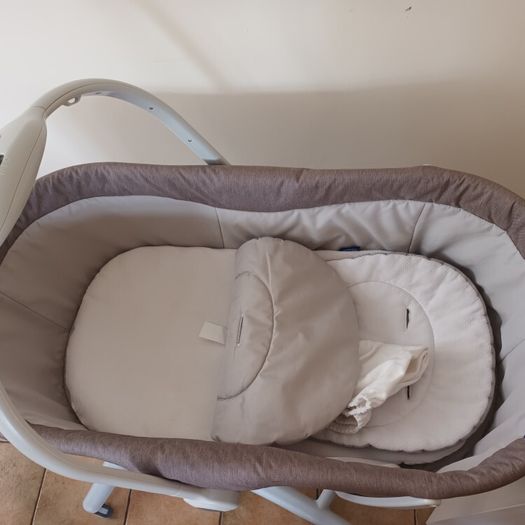Chicco Baby Hug 4-in-1 + extra Chicco mattress.