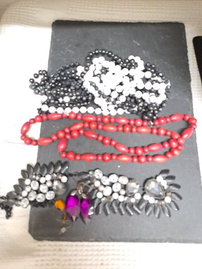 Various jewellery pieces