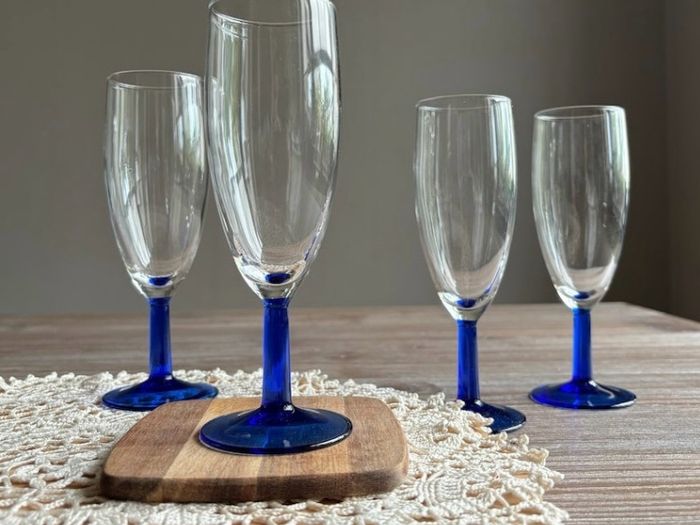 A bundle of Vintage Retro Luminarc Arcoroc Made in France Mid Century Cobalt Stemmed Wine Glasses ( 6 )