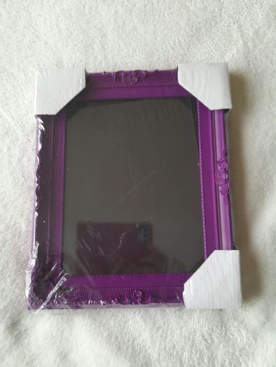 Slightly damaged pic frame. Could work as a Hallowen decoration. FTG.