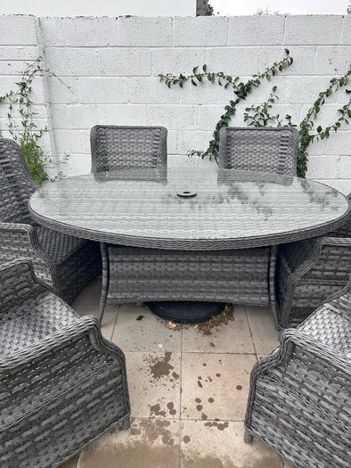 garden table and chairs
