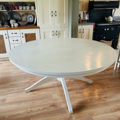 Neptune dining table