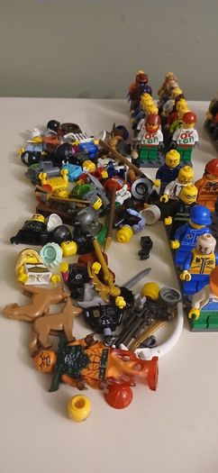 Lego minifigures and accessories