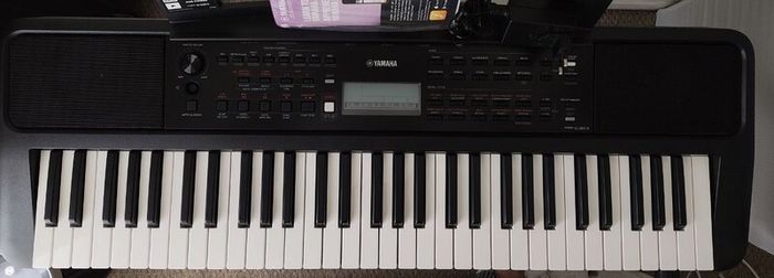 Yamaha PSR-E383 Keyboard + Stand