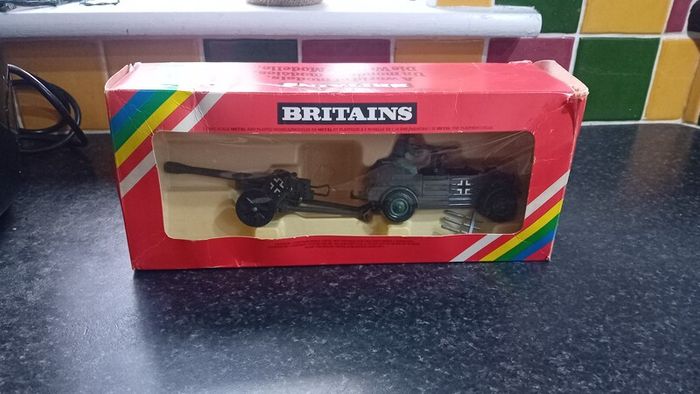 Britain's Kubelwagen and pak gun,Mib