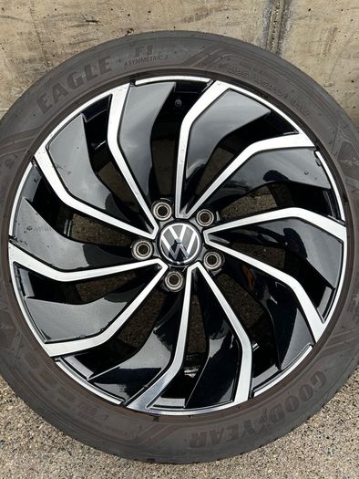 Genuine Volkswagen R-Line Ventura  17" Alloys & Tyres - Like New, Good Year Tyres