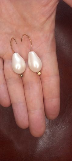 Vintage jewelry is sold individually for 5 to 10 euros