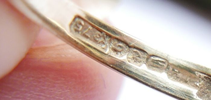 Vintage Solid 9ct Yellow Gold 375, Sapphire Ring - size P - 2,2g