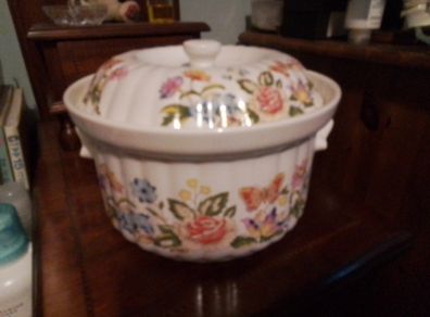 Rare Find Aynsley " Cottage Garden" Casserole Dish