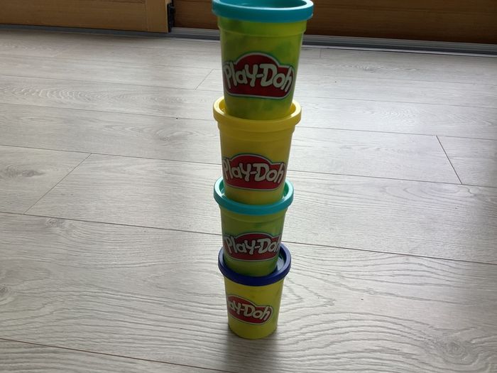 CRAYOLA - Mould-A-Saurus... With 10 moulds  & press !