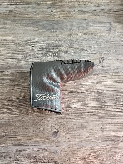 Scottie Cameron putter headcover