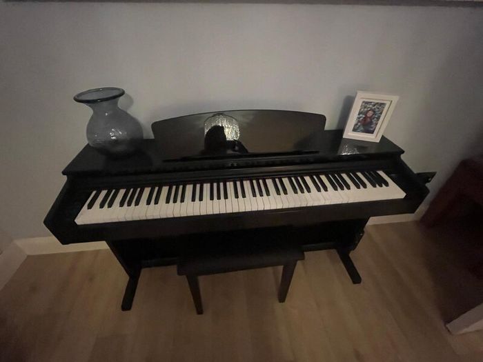 Digital Piano with stool & headphones