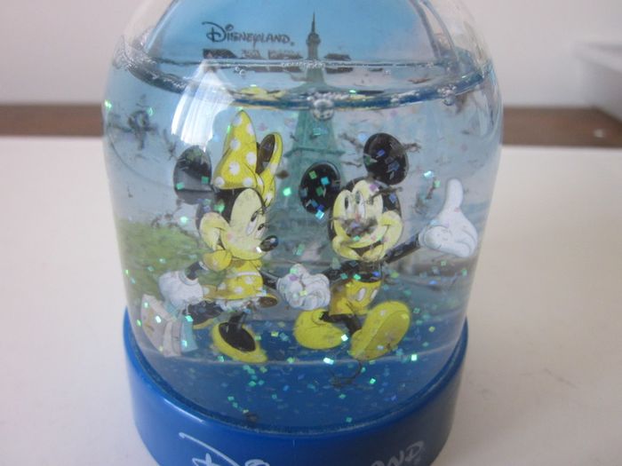 Disneyland Paris Plastic 1990s VINTAGE SNOW GLOBE, Mickey & Minnie Mouse Snow Globe.
