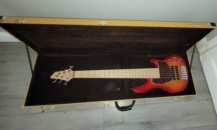 Clover Avenger 6 string bass