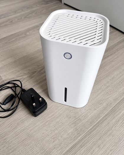 Compact electric mini dehumidifier