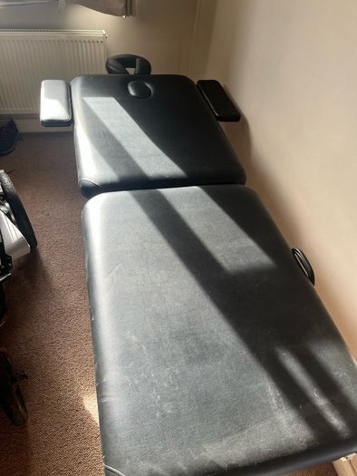 Foldable massage bed