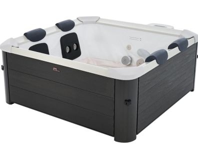 New 6 Person Hot Tub