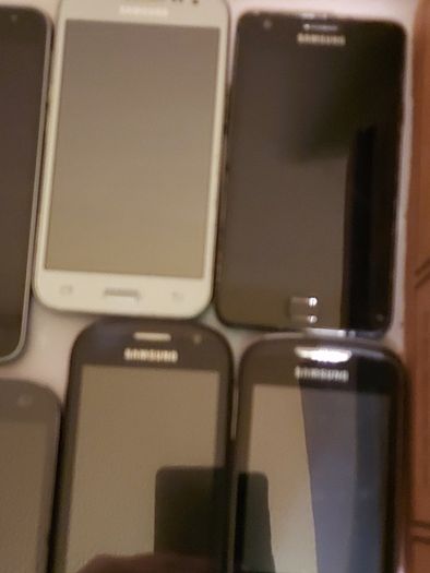 25 Mobile phones in very good cosmetic condition but have no Batterys