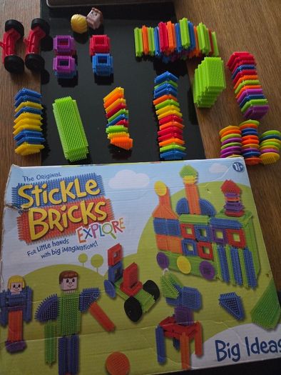 Stickle bricks set