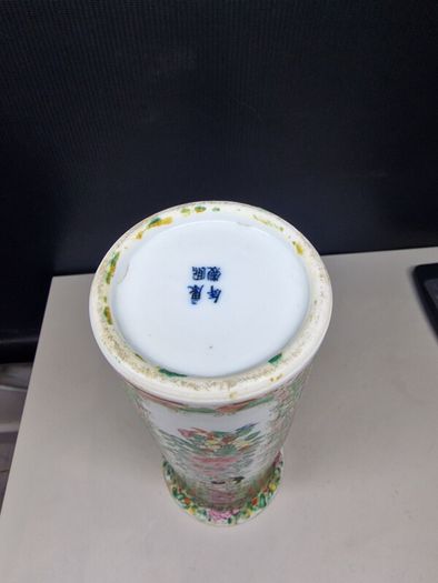 Hand Painted Chinese Porcelain Vase  26 cm Tall