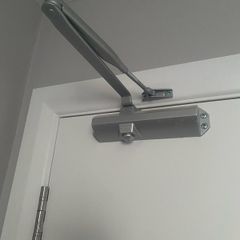 8x Door closers
