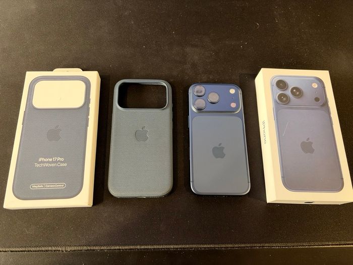 iPhone 17 Pro 256GB Blue Unlocked + Apple case