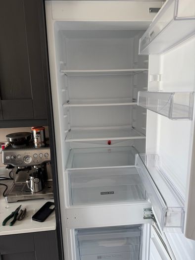 Whirlpool integrated fridge/ freezer
