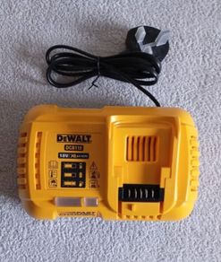 DeWalt dcb118 Charger