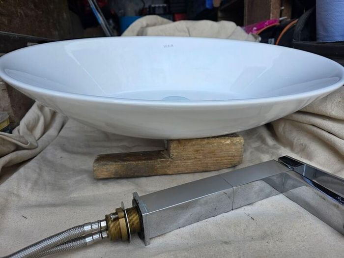 Countertop basin with countertop mounted tap