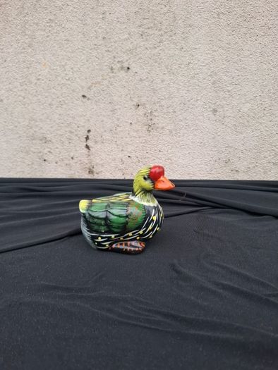 Ceramic duck statue postage possible