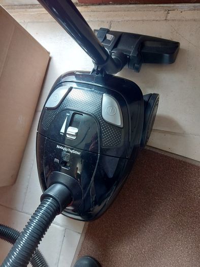 Morphy Richards Vacuum Cleaner, Model 980572, Black, in very good condition