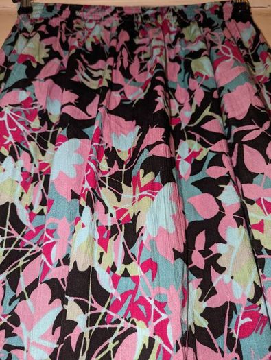 Perfect for Summer. beautiful floral midi skirt