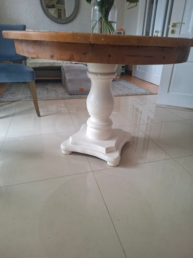 Solid wood round table with parquet top