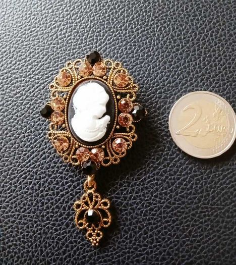 Brooch New