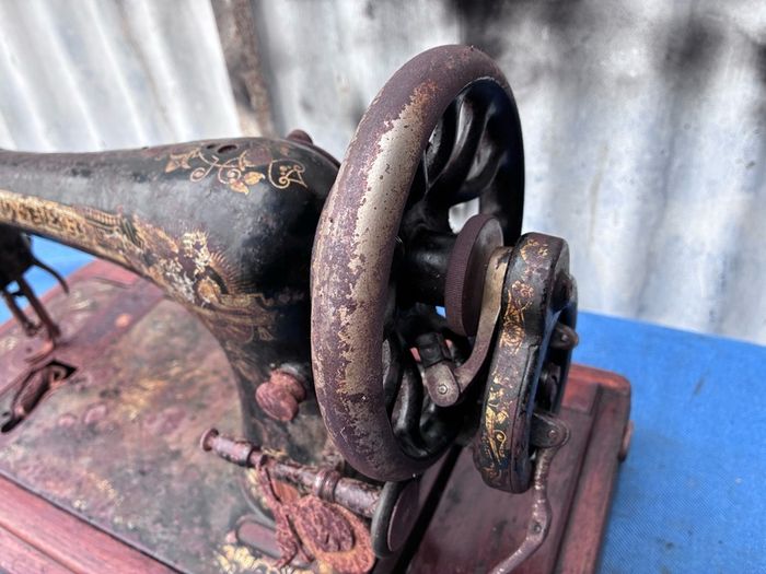 Singer sewing machine with case