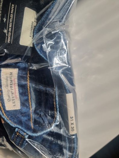 Levi's Women's 80s Mom Jeans, Running Errands, 31W/30L, Size M
