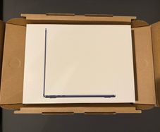 MacBook Air 15-inch M4 CHIP 2025 16/256GB (IRISH STOCK )10-Core CPU/10-Core GPU Brand New Sealed 1 year Apple Warranty RECEIPT.